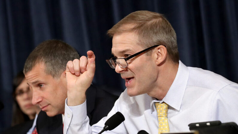 El representante Jim Jordan (R) (R-Ohio) interroga al principal diplomático estadounidense en Ucrania, William B. Taylor Jr, y al subsecretario adjunto para Asuntos Europeos y Euroasiáticos, George P. Kent, testifican ante el Comité de Inteligencia de la Cámara de Representantes en el Edificio de Oficinas de la Cámara Longworth en el Capitolio el 13 de noviembre de 2019 en Washington. (Drew Angerer/Getty Images)