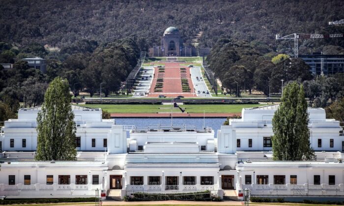 El Australian War Memorial se puede ver a la distancia detrás del edificio Old Parliament House (en primer plano) en Canberra, Australia, el 22 de marzo de 2020. (David Gray/AFP a través de Getty Images)