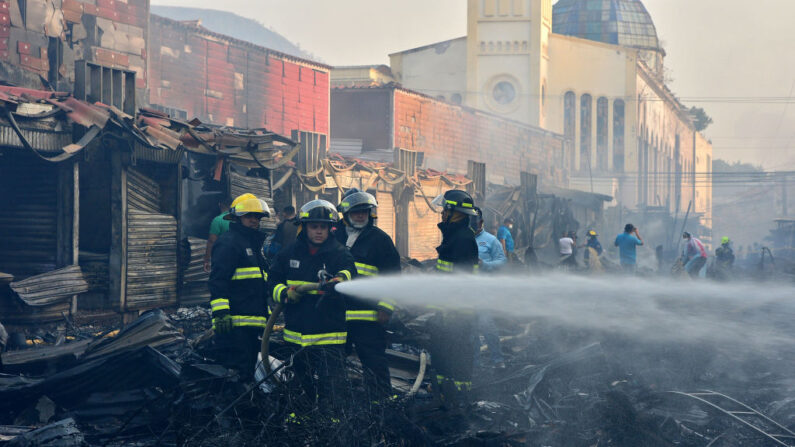 En una foto de archivo, los bomberos hondureños extinguen el fuego en los mercados Colón, San Isidro y Las Américas, en Comayaguela, Honduras, el 24 de abril de 2020. (Orlando Sierra/AFP vía Getty Images)