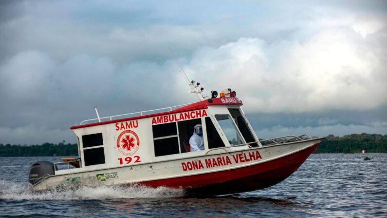 En una foto de archivo, se ve un barco ambulancia en la isla de Marajo, estado de Pará, Brasil, el 25 de mayo de 2020. (Tarso Sarraf/AFP vía Getty Images)