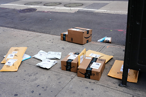 Una imagen de paquetes de Amazon tirados en la acera durante la pandemia de coronavirus el 09 de abril de 2020, en la ciudad de Nueva York. (Foto de Cindy Ord/Getty Images)