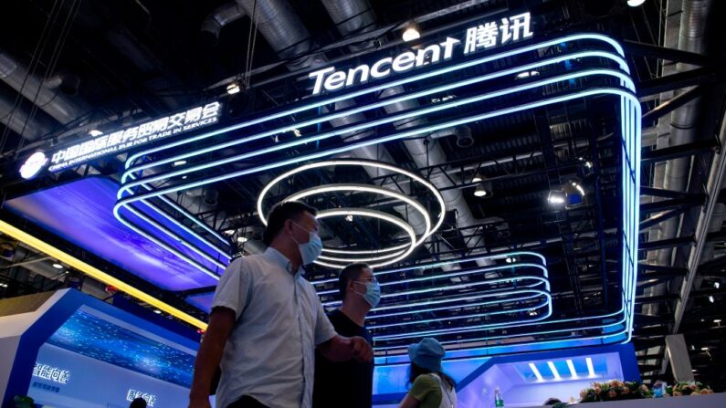 La gente pasa frente al stand de Tencent en la Feria Internacional de Comercio de Servicios de China (CIFTIS) en Beijing el 6 de septiembre de 2020. (Noel Celis / AFP a través de Getty Images)