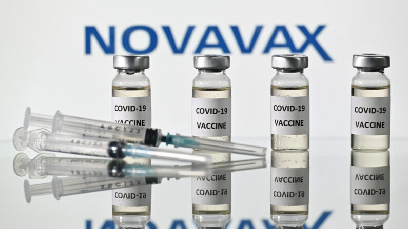 Imagen ilustrativa de viales con adhesivos de vacuna Covid-19 adheridos y jeringas con el logotipo de la empresa biotecnológica estadounidense Novavax, el 17 de noviembre de 2020 (JUSTIN TALLIS / AFP a través de Getty Images)