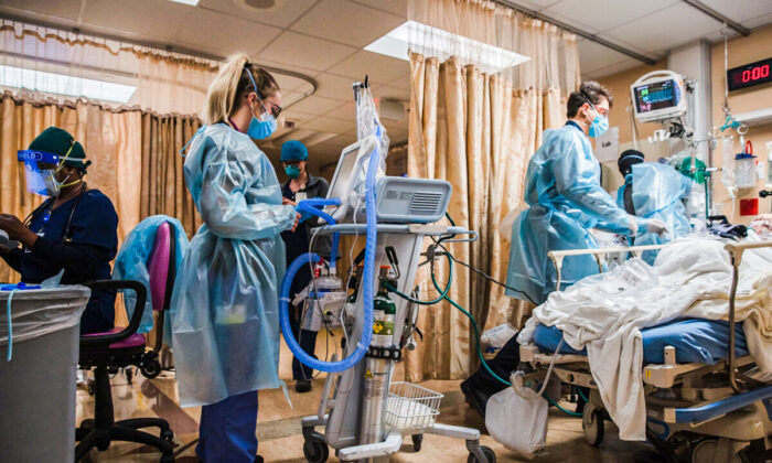 Trabajadores del sector de salud en una foto de archivo reciente. (Ariana Drehsler/AFP vía Getty Images)