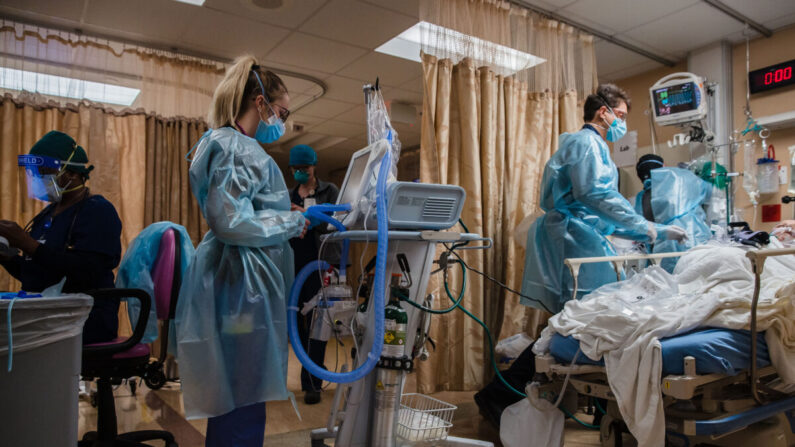 Ttrabajadores de la salud en una foto de archivo reciente. (ARIANA DREHSLER/AFP a través de Getty Images)