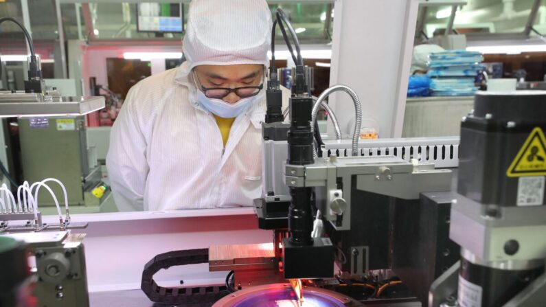 Un empleado fabrica chips en una fábrica de la empresa Jiejie Semiconductor en Nantong, en la provincia oriental china de Jiangsu, el 17 de marzo de 2021. (STR/AFP vía Getty Images)