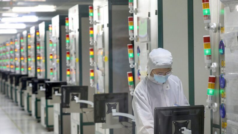 Un empleado trabaja en una fábrica de Jiejie Semiconductor Company en Nantong, China, el 17 de marzo de 2021. (STR/AFP vía Getty Images)