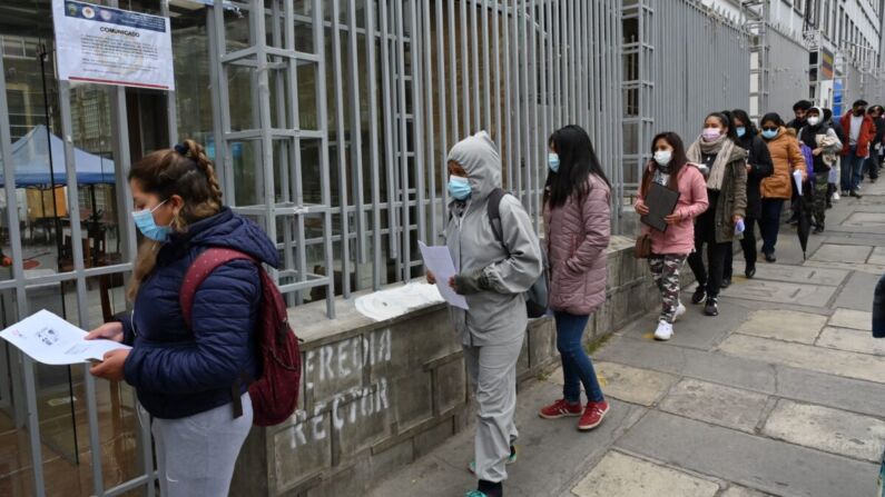 Personas hacen fila frente a un centro de vacunación para recibir la vacuna Johnson & Johnson contra COVID-19 en La Paz, el 2 de agosto de 2021. (AIZAR RALDES/AFP a través de Getty Images)