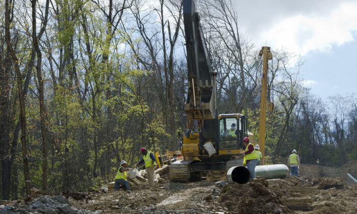 Trabajadores colocan las tuberías de un gasoducto en las afueras de la ciudad de Waynesburg, Pensilvania, el 13 de abril de 2012. (Mladen Antonov / AFP a través de Getty Images)