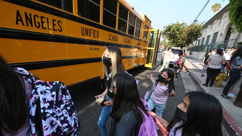 Estudiantes y padres usan mascarillas para el primer día del año escolar en la escuela primaria Grant en Los Ángeles, California, el 16 de agosto de 2021. (Robyn Beck/AFP vía Getty Images)