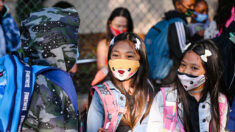 Condado de LA exige mascarillas para estudiantes y mascarillas quirúrgicas o N95 para personal escolar