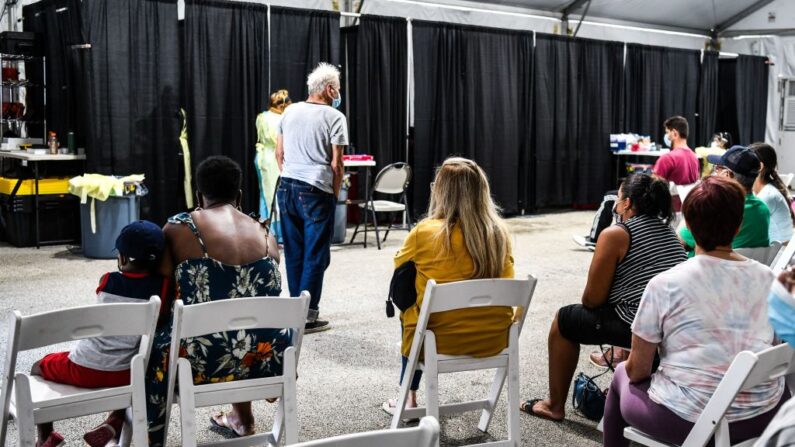 Pacientes esperan su tratamiento dentro de la Clínica Regeneron en un sitio de tratamiento con anticuerpos monoclonales, en Pembroke Pines, Florida, el 19 de agosto de 2021. (CHANDAN KHANNA/AFP a través de Getty Images)