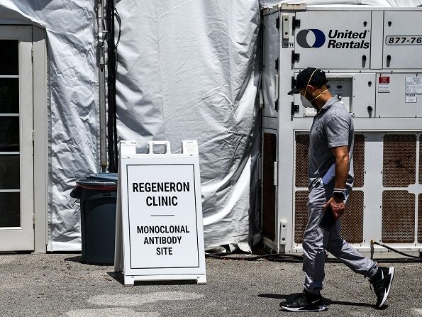 Un hombre entra en la Clínica Regeneron en un sitio de tratamiento de anticuerpos monoclonales en Pembroke Pines, Florida, el 19 de agosto de 2021. (CHANDAN KHANNA/AFP vía Getty Images)