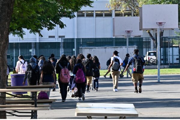 Estudiantes caminan hacia sus aulas en una escuela secundaria pública, en Los Ángeles, el 10 de septiembre de 2021. (Robyn Beck/AFP a través de Getty Images)