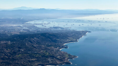 Vertido masivo de aguas residuales cierra algunas playas de California