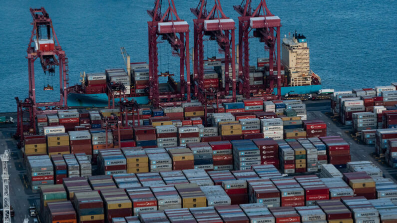 Barcos portacontenedores atracados junto a contenedores marítimos y pórticos en la terminal de contenedores de Kwai Tsing el 10 de noviembre de 2021 en Hong Kong, China. (Anthony Kwan/Getty Images)