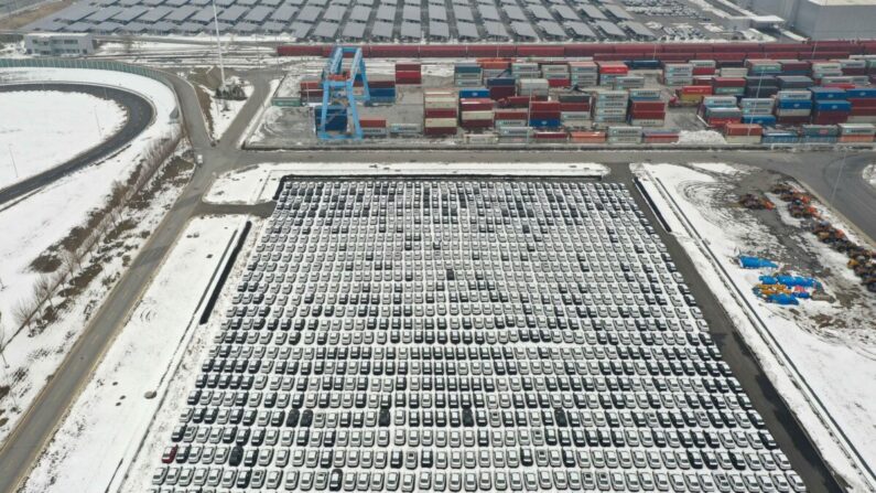 Coches alineados junto a contenedores de transporte (arriba) en una fábrica de BMW en Shenyang, en la provincia nororiental china de Liaoning, el 17 de noviembre de 2021. (STR/AFP vía Getty Images)