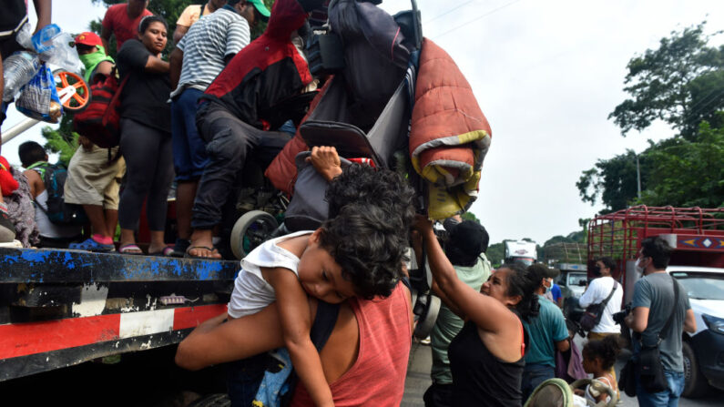 Imagen de archivo de migrantes que bajan de un camión en Nuevo Morelos, municipio de Jesús Carranza, estado de Veracruz, México, el 17 de noviembre de 2021. (Claudio Cruz/AFP vía Getty Images)