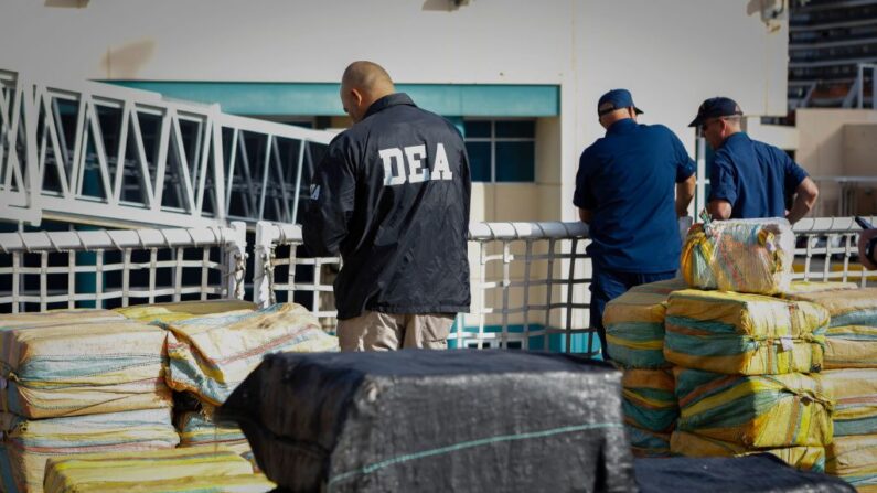 Foto de archivo de oficial de la DEA decomisando paquetes de marihuana y cocaína. (EVA MARIE UZCATEGUI/AFP vía Getty Images)
