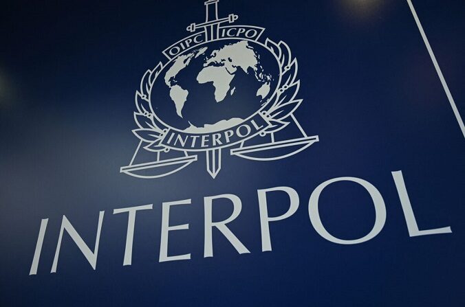 El logotipo de Interpol durante la 89° Asamblea General de Interpol en Estambul, el 23 de noviembre de 2021. (Ozan Kose/AFP vía Getty Images)