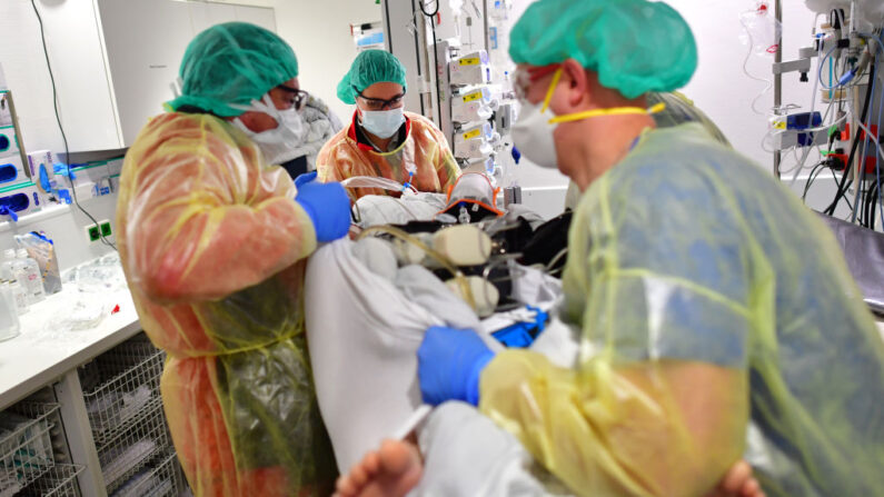Preparan a un paciente con COVID-19 para su traslado desde una unidad de cuidados intensivos de COVID-19 para su transporte en helicóptero a otro hospital durante la cuarta ola de la pandemia de coronavirus el 27 de noviembre de 2021 en Nuremberg, Alemania. (Alexander Koerner/Getty Images)