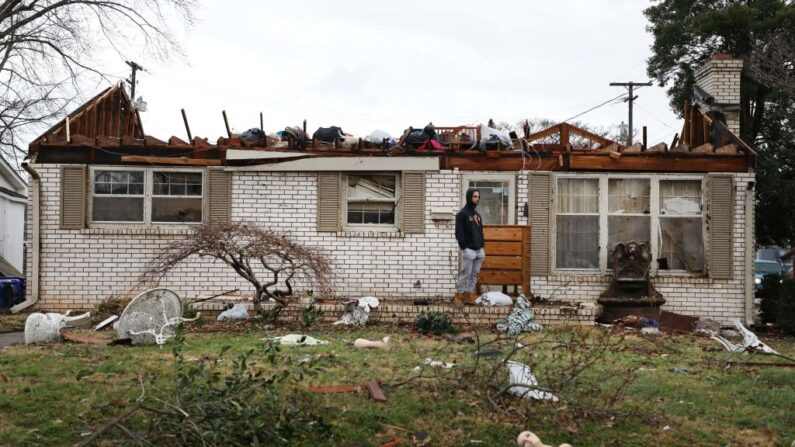 Un residente de Bowling Green, Kentucky, examina los daños tras el tornado que azotó la zona el 11 de diciembre de 2021. (GUNNAR WORD/AFP vía Getty Images)