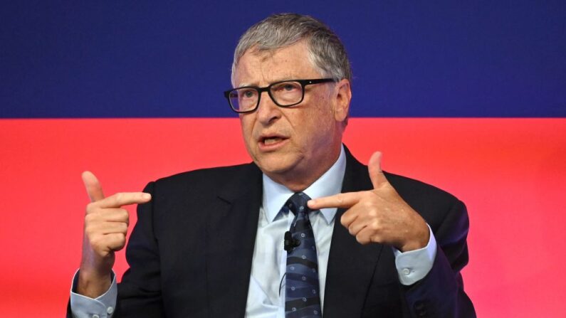 El fundador de Microsoft convertido en filántropo, Bill Gates, habla durante la Cumbre de Inversión Global en el Museo de la Ciencia en Londres el 19 de octubre de 2021. (LEON NEAL/POOL/AFP vía Getty Images)