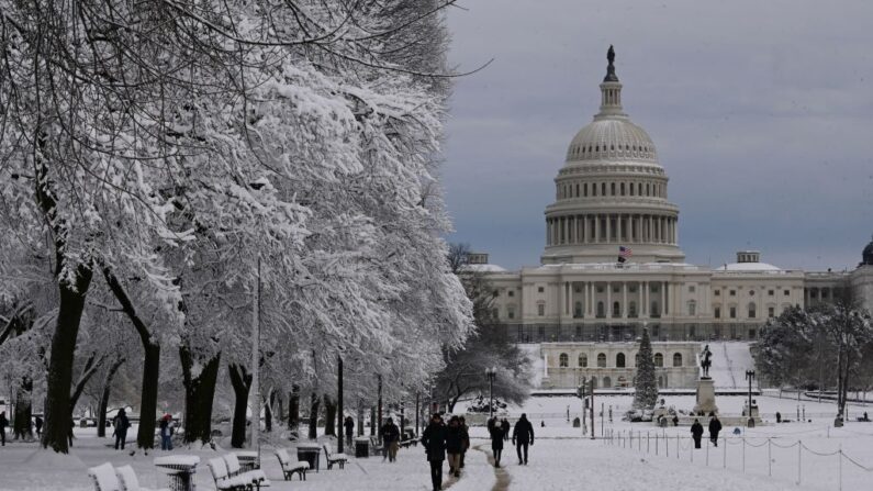 El Capitolio de EE.UU. se eleva sobre el Mall cubierto de nieve después de una tormenta de invierno sobre la región de la capital el 3 de enero de 2022 en Washington, DC. (Pablo Porciuncula/AFP vía Getty Images)