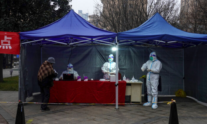 Un residente se prepara para someterse a una prueba de ácido nucleico para detectar COVID-19 en Xi'an, en la provincia de Shaanxi, noroeste de China, el 4 de enero de 2022. (STR/AFP a través de Getty Images)