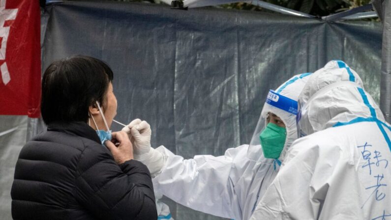 Un residente se somete a una prueba de ácido nucleico para COVID-19 en Xi'an, provincia noroccidental china de Shaanxi, el 4 de enero de 2022. (STR/AFP vía Getty Images)