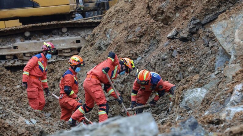 Rescatistas trabajan en el lugar de un deslizamiento de tierra que mató al menos a 14 personas en Bijie, la provincia suroccidental china de Guizhou (China), el 4 de enero de 2022. (CNS/AFP vía Getty Images)
