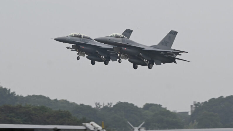 Dos cazas armados F-16V de fabricación estadounidense sobrevuelan en una base de la fuerza aérea en Chiayi, al sur de Taiwán, el 5 de enero de 2022. (SAM YEH/AFP vía Getty Images)