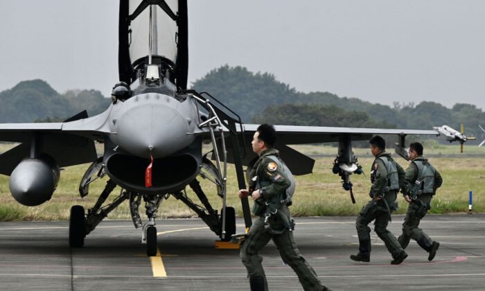 Pilotos de la fuerza aérea taiwanesa corren hacia sus cazas F-16V armados de fabricación estadounidense en una base de la fuerza aérea en Chiayi, al sur de Taiwán, el 5 de enero de 2022. (Sam Yeh/AFP vía Getty Images)
TAIWÁN