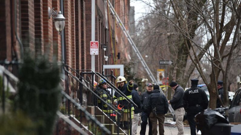 Los bomberos y la policía trabajan en el lugar de un incendio mortal el 5 de enero de 2022, en el popular distrito de museos de Fairmount, en Filadelfia (EE.UU.). (Ed Jones/AFP vía Getty Images)