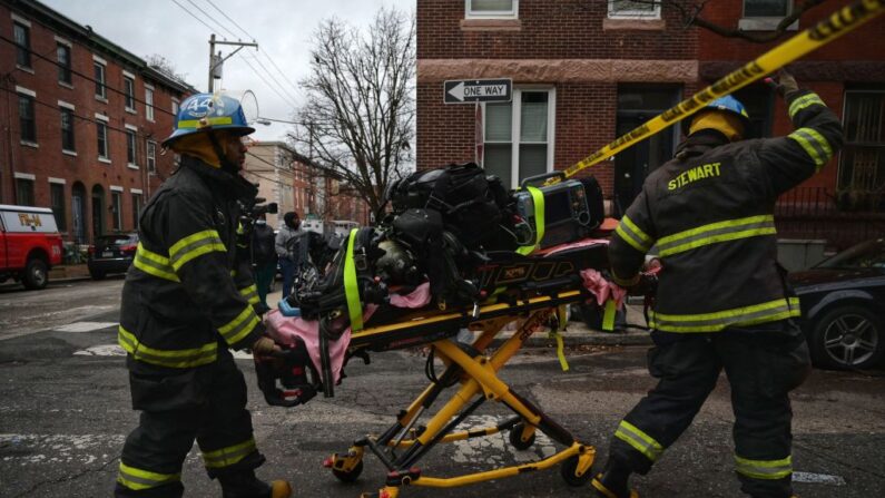 Los paramédicos de los bomberos trabajan en la escena de un incendio mortal el 5 de enero de 2022, en el popular distrito de museos de Fairmount en Filadelfia (EE.UU.). (Ed Jones/AFP vía Getty Images)