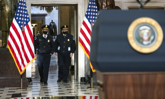 El jefe de la policía del Capitolio de Estados Unidos, Tom Manager, a la derecha, es visto antes de que el presidente de Estados Unidos, Joe Biden, y la vicepresidenta, Kamala Harris, den un discurso en el Statuary Hall del Capitolio de los Estados Unidos el 6 de enero de 2022 en Washington, D.C. (Greg Nash-Pool/Getty Images)