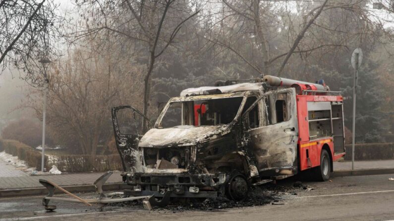 Una imagen muestra un camión de bomberos quemado en una calle del centro de Almaty (Kazajistán) el 6 de enero de 2022, después de la violencia que estalló tras las protestas por la subida de los precios del combustible. (Alexander Bogdanov/AFP vía Getty Images)