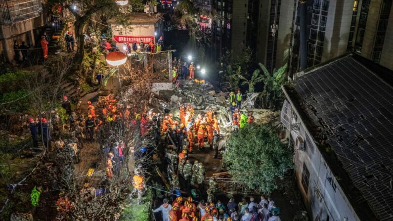 Rescatistas buscan en el lugar de una explosión que provocó el derrumbe de un edificio y la muerte de al menos 16 personas en la ciudad de Chongqing, en el suroeste de China, el 7 de enero de 2022. (AFP vía Getty Images)