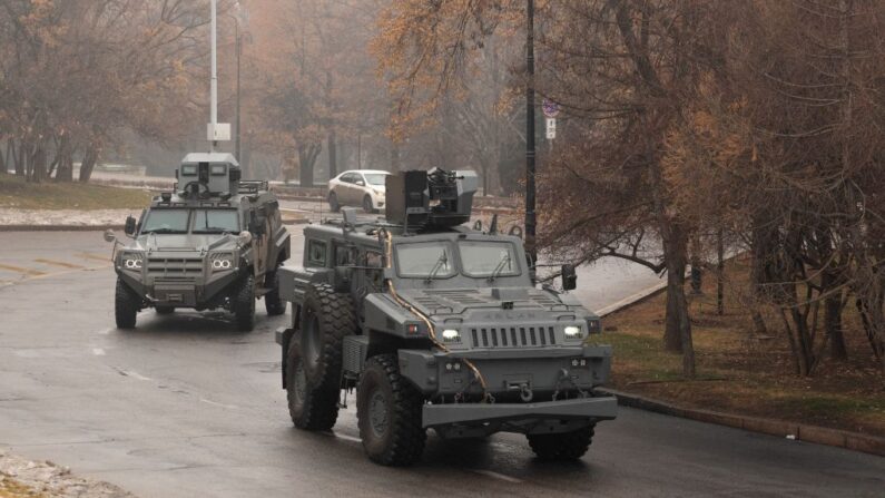 Vehículos militares patrullan las calles del centro de Almaty (Kazajistán) el 7 de enero de 2022, tras unos disturbios sin precedentes en la nación centroasiática debido a una subida de los precios de la energía. (Alexandr Bogdanov/AFP a través de Getty Images)