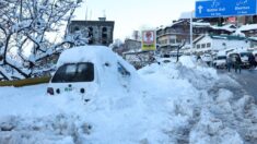 Mueren congelados al menos 22 turistas en sus vehículos por nevada en Pakistán