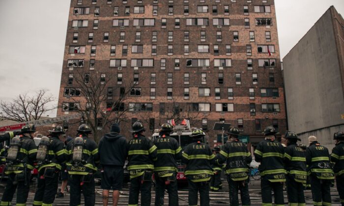 El personal de emergencia permanecen en el lugar de los hechos tras un intenso incendio en un edificio residencial de 19 plantas que ocurrió en el barrio del Bronx de Nueva York la mañana del 9 de enero de 2022. (Scott Heins/Getty Images)