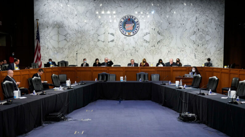 El presidente del Comité, el senador Dick Durbin (D-IL), preside una audiencia del Comité Judicial del Senado sobre las amenazas del terrorismo doméstico, en el Capitolio el 11 de enero de 2022 en Washington, DC. (Drew Angerer/Getty Images)