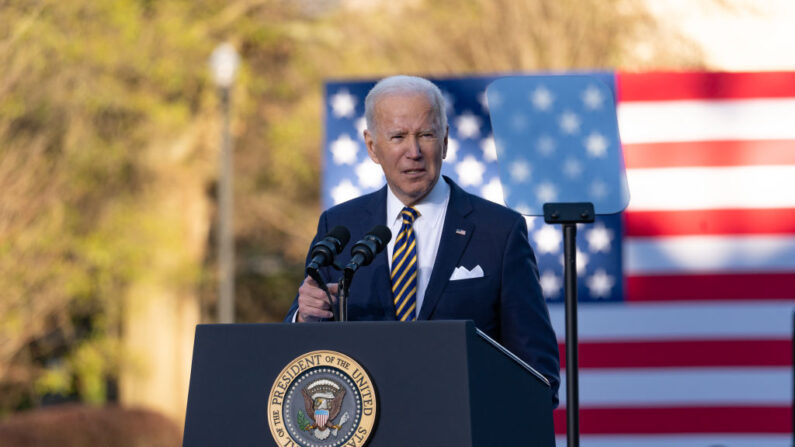 El presidente de los Estados Unidos, Joe Biden, en el Consorcio del Centro de la Universidad de Atlanta, el 11 de enero de 2022 en Atlanta, Georgia. (Megan Varner/Getty Images)