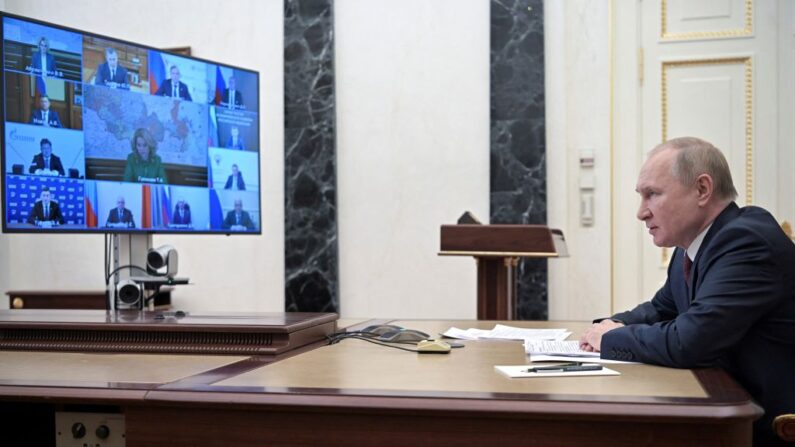 El presidente ruso Vladimir Putin preside una reunión por videoconferencia con miembros del gobierno en el Kremlin en Moscú el 12 de enero de 2022. (ALEXEY NIKOLSKY/SPUTNIK/AFP vía Getty Images)
