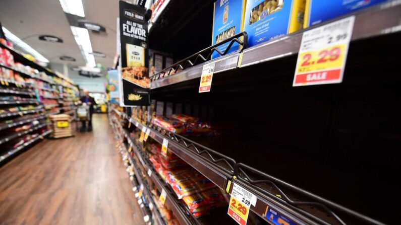 Se ven estanterías vacías de pasta en un supermercado el 13 de enero de 2022 en Monterey Park, California (EE.UU.). (Frederic J. Brown/AFP vía Getty Images)