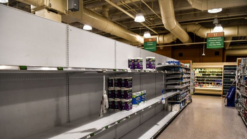 Estanterías de papel higiénico y toallas de papel se ven vacías en un supermercado en Miami Beach, Florida (EE.UU.), el 13 de enero de 2022. (Chandan Khanna/AFP vía Getty Images)