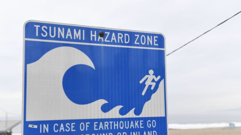 Una señal de zona de peligro de tsunami se muestra cerca de una playa en El Segundo, California, el 15 de enero de 2022. El Servicio Meteorológico Nacional de Estados Unidos emitió avisos de tsunami para toda la costa oeste de los Estados Unidos tras una enorme erupción volcánica en el Océano Pacífico en Tonga. (PATRICK T. FALLON/AFP vía Getty Images)
