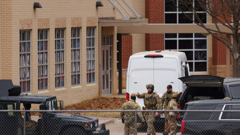 Miembros del equipo SWAT se despliegan cerca de la Sinagoga Congregación Beth Israel en Colleyville (Texas), a unos 40 kilómetros al oeste de Dallas, el 15 de enero de 2022. (Foto de ANDY JACOBSOHN/AFP a través de Getty Images)