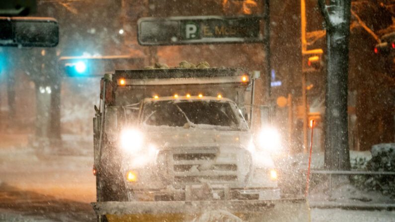 na máquina quitanieves despeja la calle Main el 16 de enero de 2022 en Greenville, Carolina del Sur. Se esperaba nieve, aguanieve y lluvia helada en la zona para el resto del día. (Foto de Sean Rayford/Getty Images)