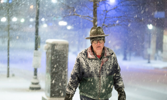Un hombre camina por Main St., en Greenville, S.C., durante una nevada del 16 de enero de 2022. (Sean Rayford/Getty Images)